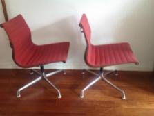 2 rode roze stoelen